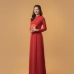 Stock Cô gái mặc áo dài đỏ lá cầm bao lì xì