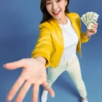 Model in yellow leather jacket holding money top down shot áo da vàng cầm tiền chụp trên xuống