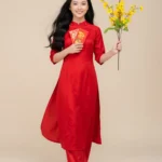 Model of a girl wearing a red ao dai for New Year’s Eve holding a yellow apricot flower cô gái mặc áo dài đỏ tết năm mới cầm hoa mai vàng
