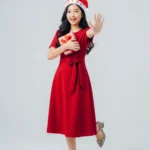 Female model wearing red Christmas dress holding Christmas gift box nữ mặc váy đỏ giáng sinh ôm hộp quà noel