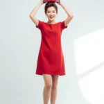 Female model wearing red Christmas dress holding Christmas gift box nữ mặc váy đỏ giáng sinh ôm hộp quà noel