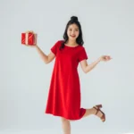 Female model wearing red Christmas dress holding Christmas gift box nữ mặc váy đỏ giáng sinh ôm hộp quà noel