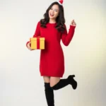 Female model wearing red Christmas dress holding Christmas gift box nữ mặc váy đỏ giáng sinh ôm hộp quà noel