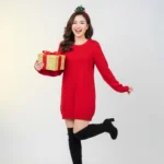Female model wearing red Christmas dress holding Christmas gift box nữ mặc váy đỏ giáng sinh ôm hộp quà noel