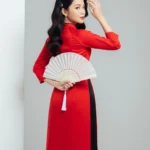 Ao Dai model holding fan Người mẫu áo dài cầm quạt