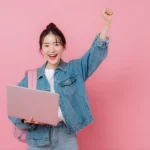 Jpg model photo cô gái cầm laptop girl holding a laptop 16294